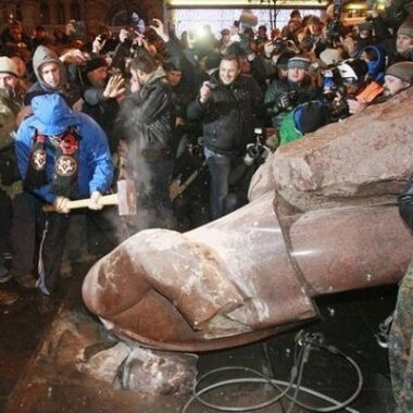 Памятник Ленину, воздвигнутый из карельского гранита в Киеве, раскололи кувалдой и растащили на сувениры