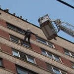 Жильцы вызвали пожарных, чтобы разбудить детей