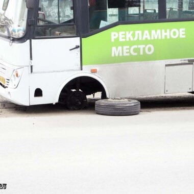 Еще один маршрутный автобус потерял колесо на дороге в Петрозаводске