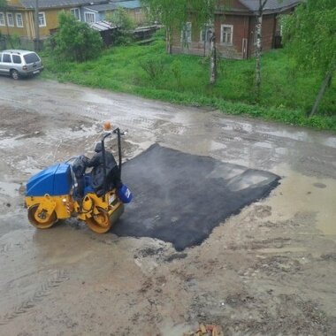 Асфальт в Олонце кладут прямо в воду?