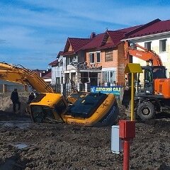 В грязь на улице Петрозаводска провалился экскаватор