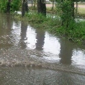 В Петрозаводске затопило перекресток Анохина и Горького