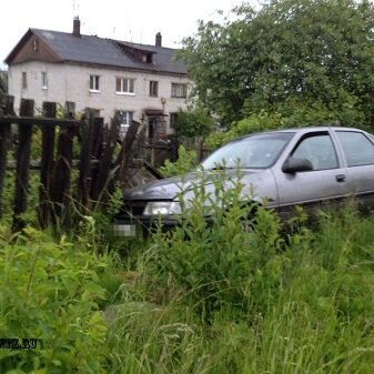 Пьяный водитель на «Опеле» врезался в забор, уходя от погони