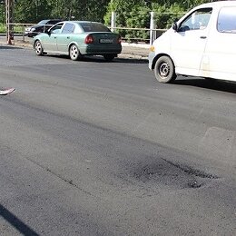 Положенный сегодня асфальт на улице Кирова начинает разрушаться