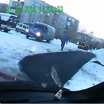 Появилось видео того, как в Петрозаводске свежий асфальт укладывают прямо на свежий снег