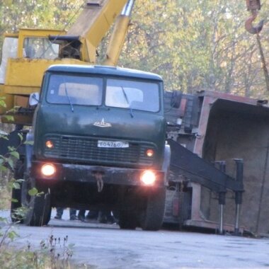Грузовой автомобиль перевернулся в поселке Пухта