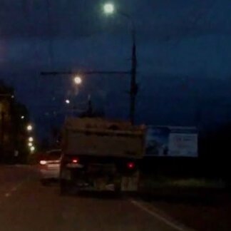 ВИДЕО: На улице Онежской флотилии легковушка опрокинулась в кювет после столкновения