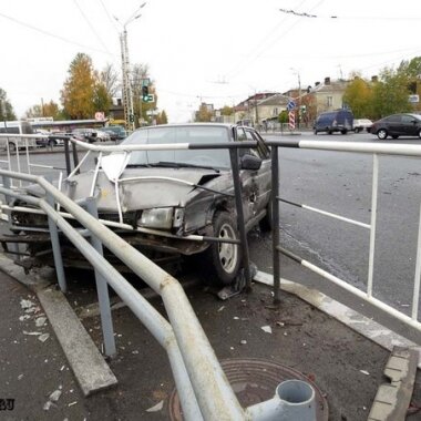 Очередная авария на Чапаева: автомобиль таранит заграждение