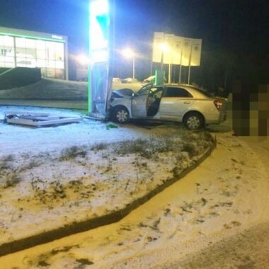 В Петрозаводске легковушка врезалась в рекламный щит