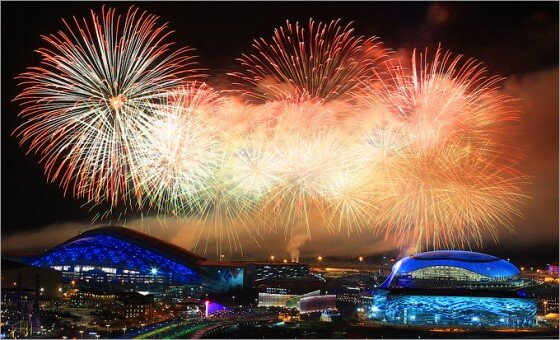 1393182927_b_saljut-na-ceremonii-zakrytija-olimpiady-v-sochi-vid-snaruzhi-stadiona-fisht