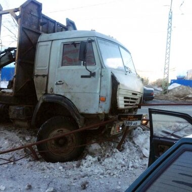 В Петрозаводске КамАЗ снес ограждение и едва не врезался в легковушку