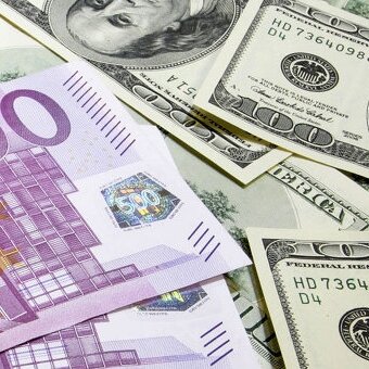 Доллар и евро упали до годового минимума