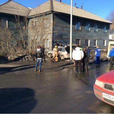 В Петрозаводске автомобиль влетел в стену дома, водителя вырезали из машины