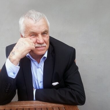 «Нам кость кинули — грызите...»