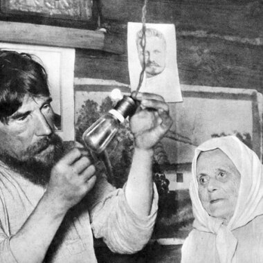 В КАРЕЛИИ ЕСТЬ ЛЮДИ, КОТОРЫЕ ОСВЕЩАЮТ ЖИЛИЩА ЛУЧИНАМИ И НИКОГДА НЕ ВИДЕЛИ КОЛБАСУ
