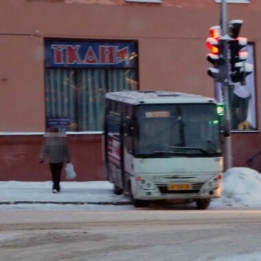 В ПЕТРОЗАВОДСКЕ АВТОБУС ВЫЕХАЛ НА ТРОТУАР И СНЕС ЗНАК