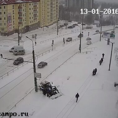 В ПЕТРОЗАВОДСКЕ ТЕХНИКА, ПУЩЕННАЯ НА УБОРКУ СНЕГА, САМА ЗАСТРЕВАЕТ В СУГРОБАХ (ВИДЕО)