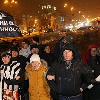В МОСКВЕ ВАЛЮТНЫЕ ЗАЕМЩИКИ ПЕРЕКРЫЛИ УЛИЦУ