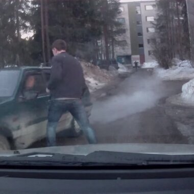 ВИДЕО С НАПАДЕНИЕМ НА АВТОВЛАДЕЛЬЦА ПОПАЛО В СЕТЬ