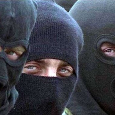 В КАРЕЛИИ ТРОЕ ГРАБИТЕЛЕЙ ВОРВАЛИСЬ В КВАРТИРУ НА ПЕРВОМ ЭТАЖЕ, ИЗБИЛИ ХОЗЯЕВ И ВЫНЕСЛИ ТЕХНИКУ