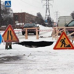 В ПЕТРОЗАВОДСКЕ ЗАКРЫЛИ ПРОВАЛ В АСФАЛЬТЕ, ОБРАЗОВАВШЕМСЯ СЕГОДНЯ УТРОМ