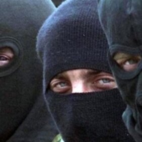 ТРОЕ ЖИТЕЛЕЙ ПЕТРОЗАВОДСКА СНАЧАЛА ПРИГЛАСИЛИ МУЖЧИНУ В ГОСТИ, А ЗАТЕМ ОГРАБИЛИ
