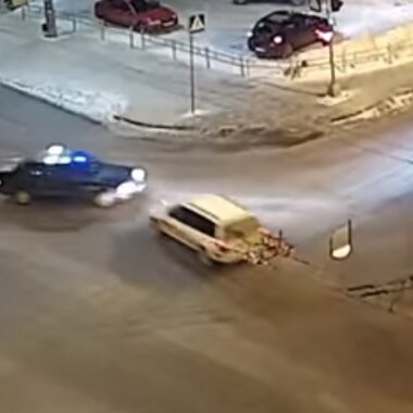 В ПЕТРОЗАВОДСКЕ СТОЛКНУЛИСЬ ДВА ЛЕГКОВЫХ АВТОМОБИЛЯ (ВИДЕО)