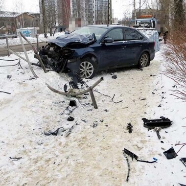 В ПЕТРОЗАВОДСКЕ АВТОМОБИЛЬ ВРЕЗАЛСЯ В ДОРОЖНОЕ ОГРАЖДЕНИЕ