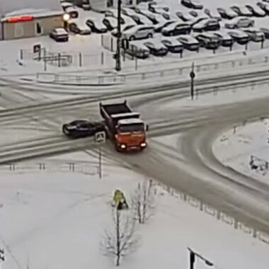 В ПЕТРОЗАВОДСКЕ ЛЕГКОВУШКА СТОЛКНУЛАСЬ С ГРУЗОВИКОМ