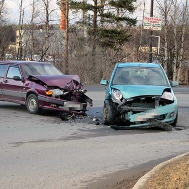 В ПЕТРОЗАВОДСКЕ СТОЛКНУЛИСЬ ДВА АВТОМОБИЛЯ